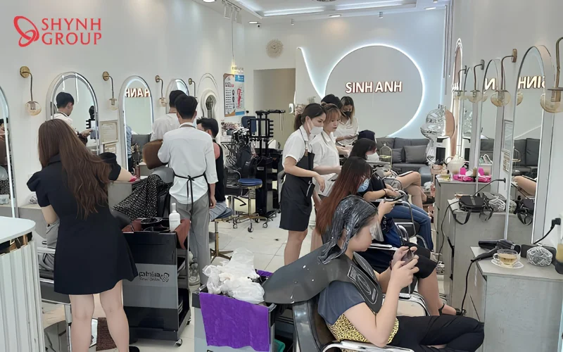Sinh Anh Hair Salon có lượng khách hàng đông đảo nhờ vào tay nghề thợ cao
